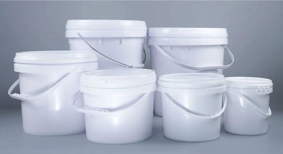 Grandi secchi di plastica coperti da coperchio con maniglie resistenti alla corrosione