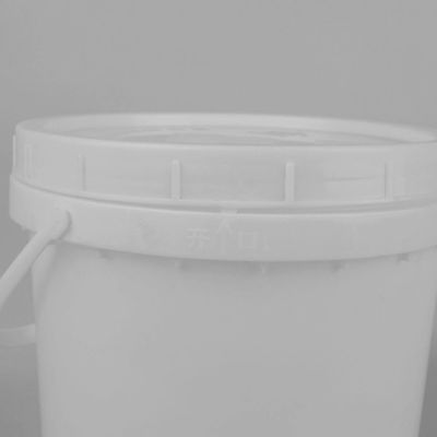 Grandi secchi di plastica coperti da coperchio con maniglie resistenti alla corrosione