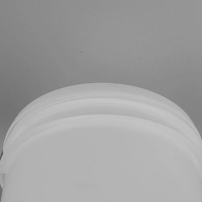 Grandi secchi di plastica coperti da coperchio con maniglie resistenti alla corrosione