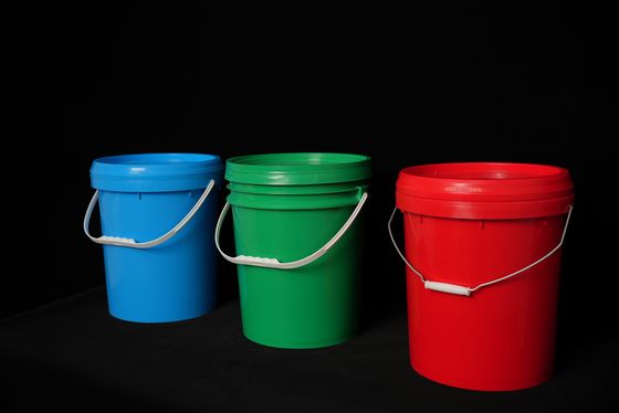Bottile di plastica da 5 litri con maniglia e coperchio